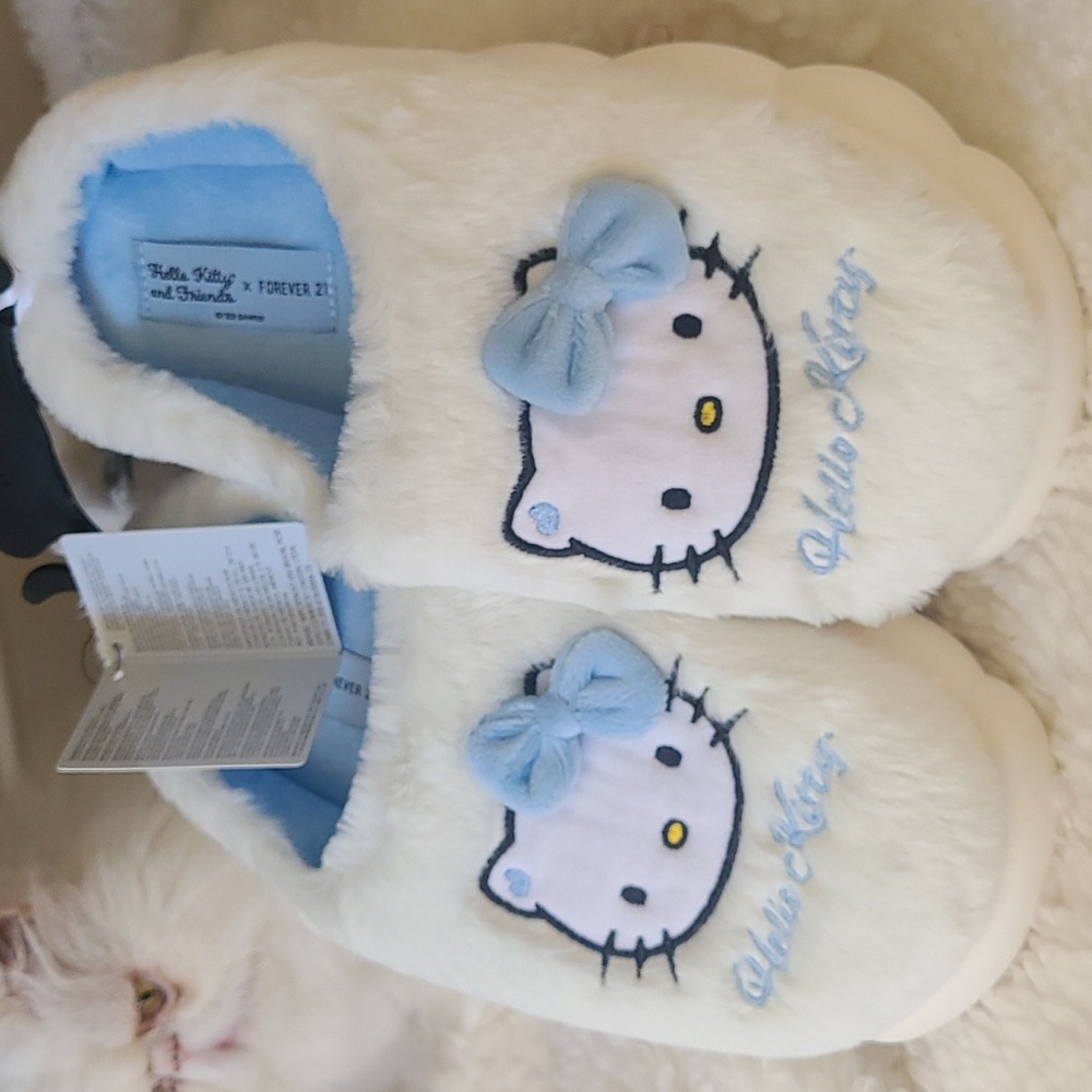 Hello Kitty Slippers 💙
